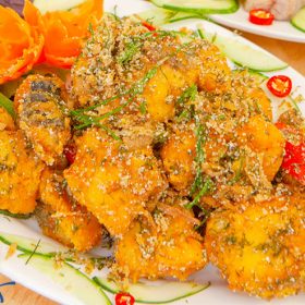 Cá Lăng rang muối thơm ngon, giòn tan.