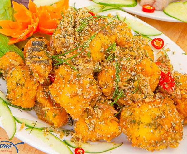 Cá Lăng rang muối thơm ngon, giòn tan.
